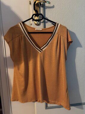 Mustard yellow V-neck t-shirt – Size XL – Cache Cache